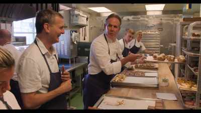 -For breakfast, the cheese danish.
-Oh, my God. - Somebody Feed Phil