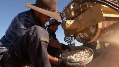 For the next nine days,
Justin and Dan will battle - Outback Opal Hunters