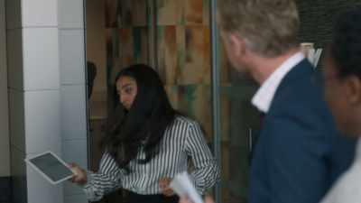 "Foreign Secretary
reviews marriage - The Split