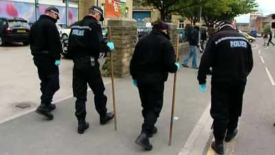 -Forensic teams painstakingly
searching Griffiths' flat - Britain’s Most Evil Killers