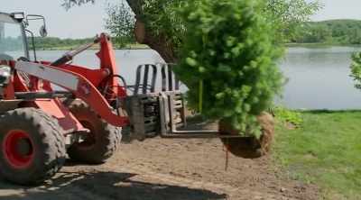 ♪
(forklift humming) - Renovation Resort
