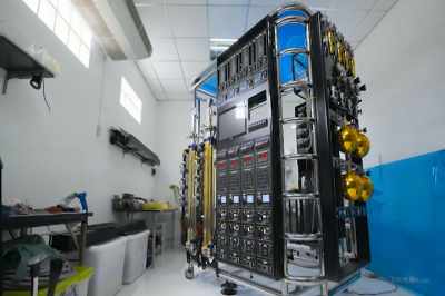 [Foster] The device that they've
created to extract hydrogen - Thrive II: This Is What It Takes