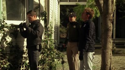 Found a minivan around back. - CSI: Crime Scene Investigation