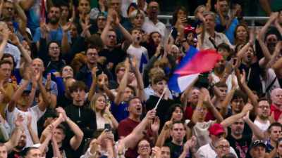 France begins its
Olympic journey… and gets the first ball. - Court of Gold