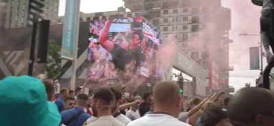 - [frantic music playing]
- [chanting] - The Final: Attack on Wembley