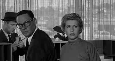 Freeman! Get away from that alarm.
Hold it, you. - The Killer Is Loose