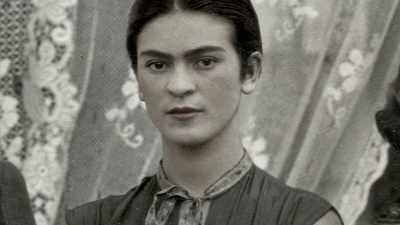 Frida was standing in a hallway
dying of laughter. - Frida