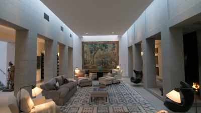 From a roaring fire, to
iconic Egg Chairs, - Extraordinary Escapes with Sandi Toksvig