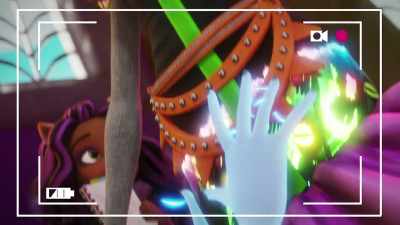 From your cap to your sneakers
Baby, it's a keeper - Monster High: Electrified