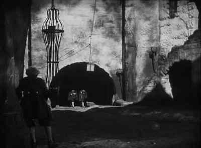 From that day on, Gwymplaine decided
to hide his face forever ... - The Man Who Laughs