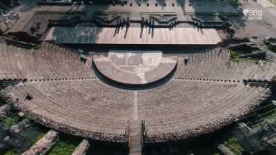 From the stage, the sound made
by the actors is transmitted - Roman Megastructures