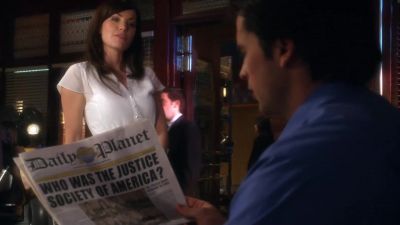 - Front page, Clark.
- Hey, congratulations. - Smallville