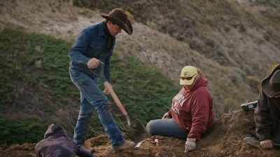 FROST HASN'T GOT TO 'EM.
-IS THIS ANOTHER RIB HERE? - Dino Hunters
