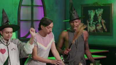 Fuck it up, fuck it up, hey, - The Boulet Brothers' Dragula: Titans