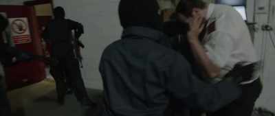 - Fucking stay there!
- Hands where I can see them, - The Irish Mob