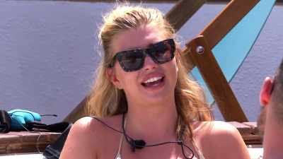 ‐Fuck's sake.
‐JAMES: Why?
We'll get Zara in there - Love Island
