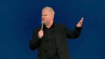 Fui lá e perguntei:
"Para que é esta fila?" - Jim Gaffigan: Dark Pale