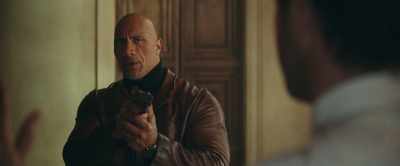 Fun's over, Nolan Booth.
Give me the bag, turn around, - Red Notice