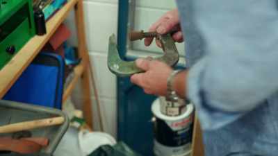 ..G-clamp. Again,
an aluminium alloy casting, - James May and the Dull Men