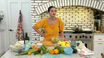 ♪ Ga, ga, ga, ga, ga, ga, ga, ga ♪ - Selena + Chef