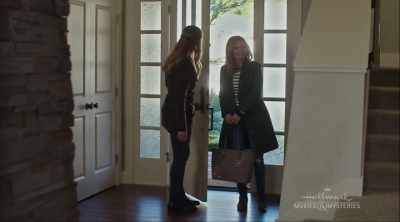 Ga zitten. Ik ben zo terug.
-Oké. - Aurora Teagarden Mysteries: A Game of Cat and Mouse
