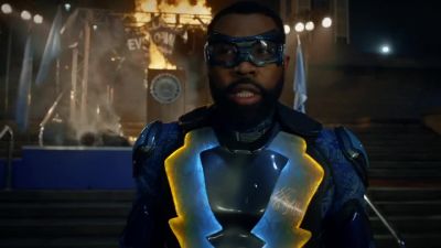     [Gambi] The meta's moving
         inside the mall. - Black Lightning