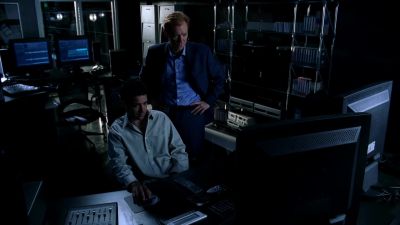 Για φώτισε τη λαβή. - CSI: Miami