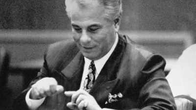 Gangsters made double-breasted
pinstriped suits popular. - Truth and Lies: The Last Gangster