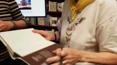 Gareth: The queue to meet her - The Woman Who Loves Giraffes