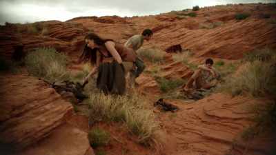 - Garret, greyskins.
- Come on, we need to go. - The Outpost
