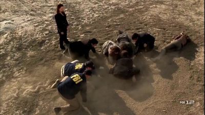 [Gasping]
Get Hodgins. Get... - Bones