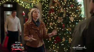 (gasping) Jennifer Barclay!
(squealing) - Christmas at Castle Hart