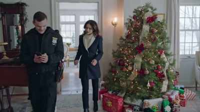 [gasps] Connor,
it's beautiful. - Where Are You, Christmas?