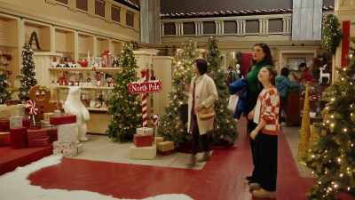 (gasps)
(emma): Look at this place! - Mom's Christmas Boyfriend