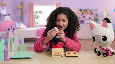 [gasps] It's a little kitty backpack! - Gabby's Dollhouse