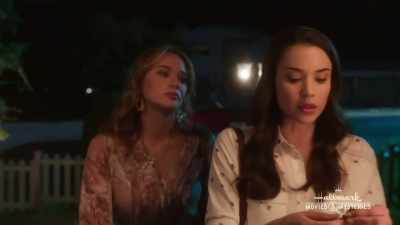 [gasps] Like a good cop,
bad cop kinda thing? - Nikki & Nora: Sister Sleuths