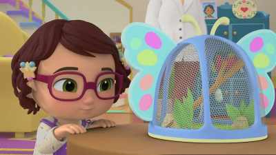 [gasps] Mommy, the chrysalis is opening. - CoComelon Lane