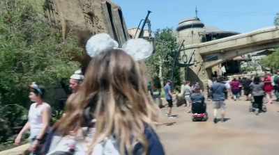 -[gasps] Oh!
-[gasping, laughing] - Star Wars: Galaxy's Edge - Adventure Awaits