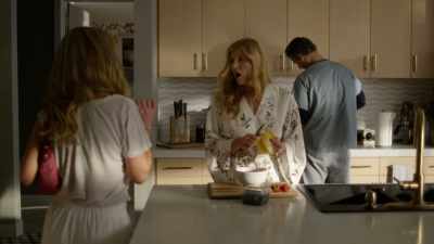 - [gasps]
[plate shatters] - Dirty John