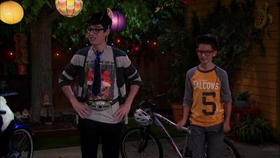 (gasps) - Liv and Maddie