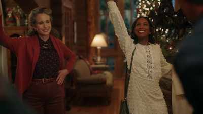 - [gasps]
We're going dancing. - Dashing in December