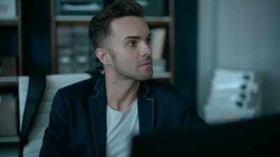 - Gay thing.
[door opens] - Swimming with Sharks