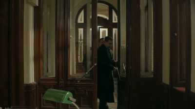 Generic description, worse than
useless - nice young man in a hat. - Maigret in Montmartre