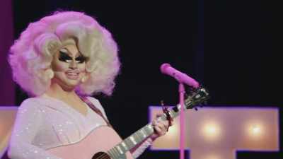 [gentle guitar music]
[audience laughing] - Trixie Mattel: Skinny Legend