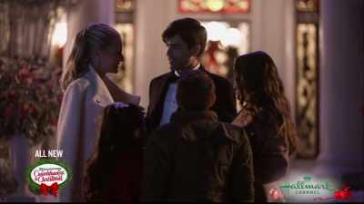 (gentle holiday music) - Christmas at Graceland: Home for the Holidays