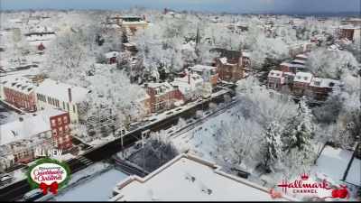 (gentle instrumental music) - Christmas at Graceland: Home for the Holidays