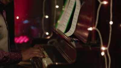 (gentle jazzy music) - All Saints Christmas