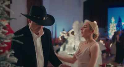 [gentle music]
♪ Bells are ringing bright - Christmas Cowboy