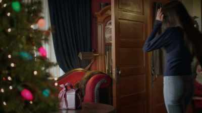(gentle music continues)
(footsteps thumping) - It’s Beginning to Look a Lot Like Murder