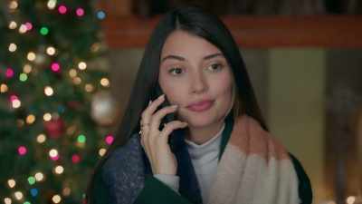 (gentle music continues)
(phone clicking) - It’s Beginning to Look a Lot Like Murder